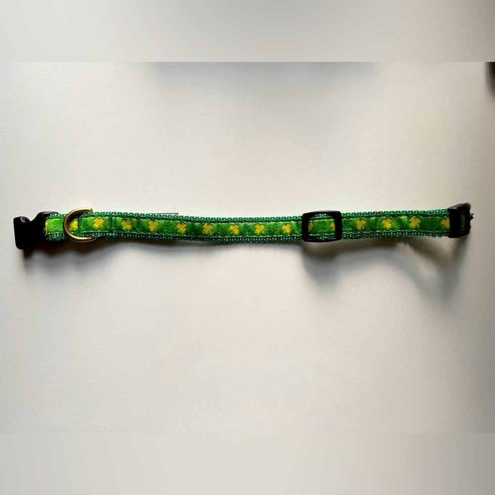 Give your pup the luck of the Irish!  Precious shamrock small dog collar.